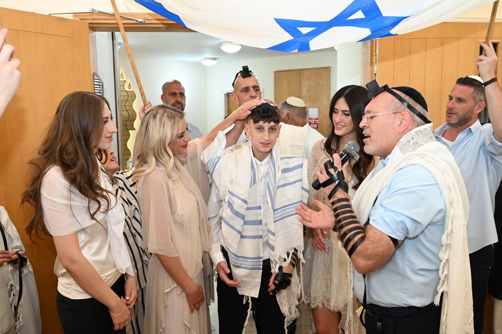 בר מצווה בבית הכנסת